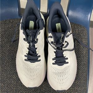 Hoka Arahi 5 running shoe